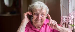 PrésenceVi, un service d'appels de convivialité personnalisés, destiné aux seniors vivant à domicile signé DomusVi domicile