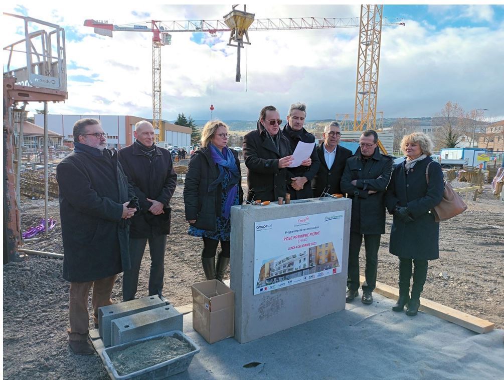 De gauche à droite : Guy Sebbah, Vice-Président exécutif Groupe SOS en charge de Santé  et Seniors Edmond Mackowiak Directeur du Centre Hospitalier du Forez Cécile CUKIERMAN, Sénatrice de la Loire Christophe Bazile, Maire de Montbrison, Président de Loire Forez Agglomération Mario Bastone, Directeur général d'Énéal Gérald Berry, architecte associé chez Chabanne Architecte Jean-Yves Bonnefoy Conseiller départemental délégué Valérie Peysselon, Conseillère départementale déléguée